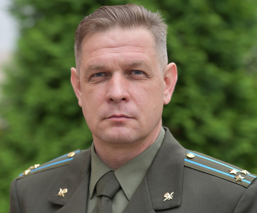 Чем привлекательна военная служба по контракту, рассказал военный комиссар Витебской области Руслан Шкодин