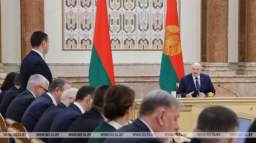 Александр Лукашенко поручил создать рабочую группу и проверить систему образования