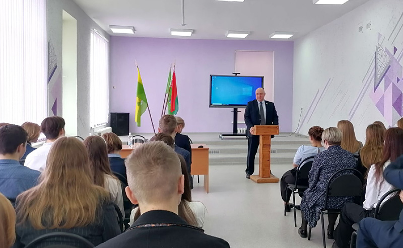 Дмитрий Демидов провел урок для старшеклассников Россонской средней школы имени П.М. Машерова
