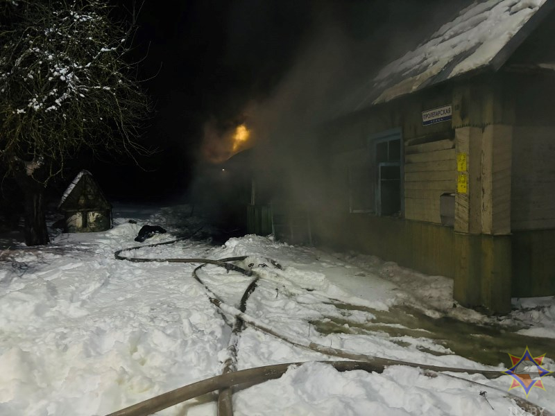 Трагедия в Поставском районе: на пожаре в деревне Ковзаны погиб мужчина, его сожительница спасена соседями