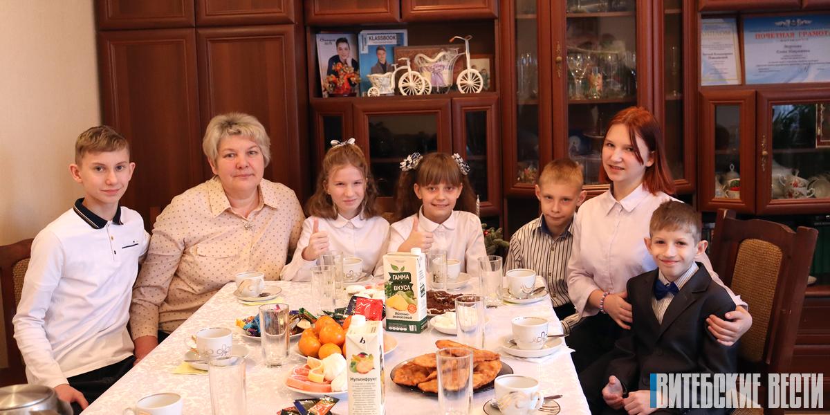 Родитель-воспитатель Елена Морозова с супругом Николаем из Орши окутывают любовью семерых детей