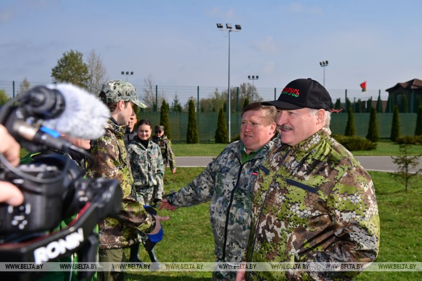 "Белорусское сладкое" и "Сябрына". Лукашенко проводит субботник на своей малой родине