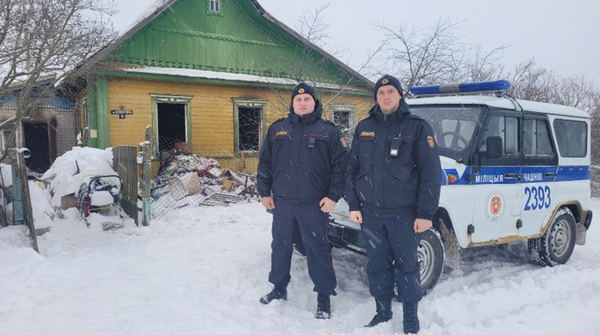 Сотрудники милиции спасли пенсионера при пожаре в Чашниках