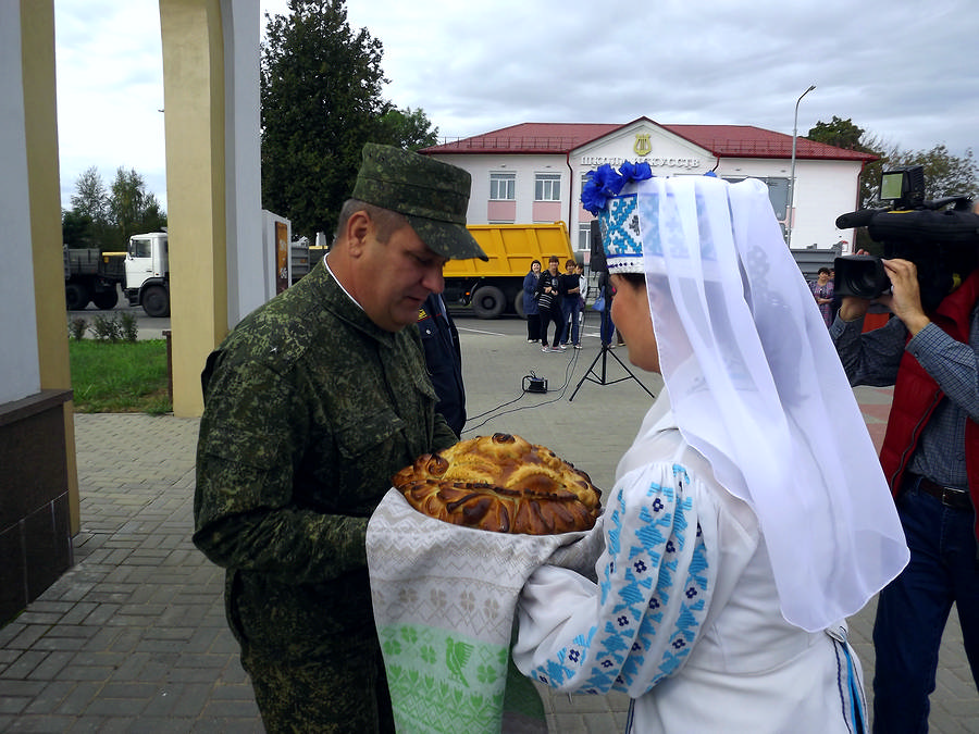 Борисовские военнослужащие помогали убрать урожай в Сенненском районе