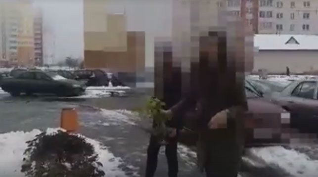 В Витебске на мать и дочь завели уголовное дело за сорванные на клумбе цветы (ДОПОЛНЕНО)
