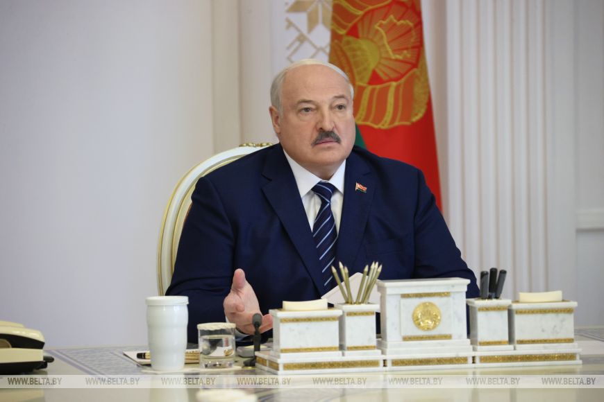 Лукашенко об оппонентах: если хотят "перевернуть страну", надо приходить и бороться на президентских выборах