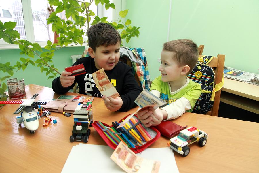 Как правильно давать детям деньги на карманные расходы? Советы психолога
