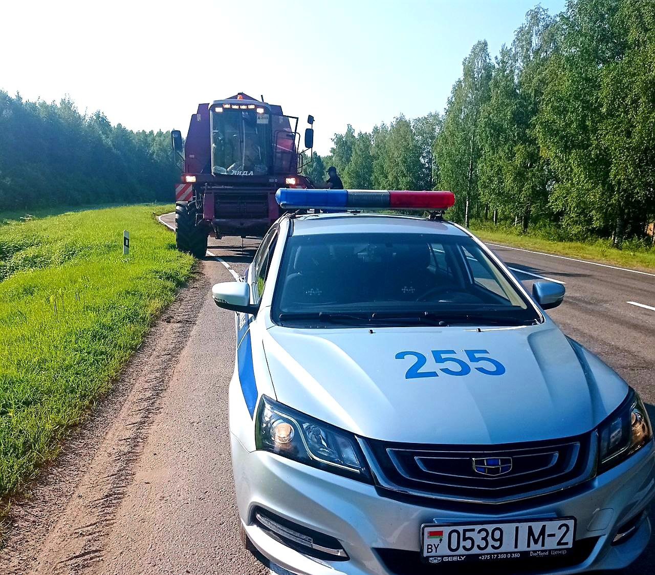 В Витебской области сотрудники ГАИ сопровождают сельскохозяйственную технику к месту проведения уборки урожая зерновых культур