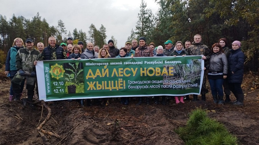 ФОТОФАКТ: Работники Витебского ГПЛХО присоединились к республиканской акции «Дай лесу новае жыццё!» в Гомельской области