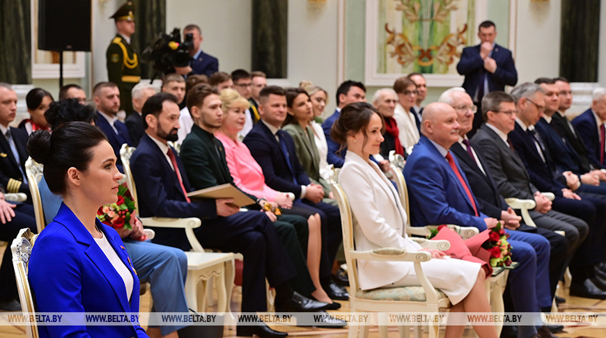 Лукашенко удостоил наград и Благодарности Президента участников и организаторов космического полета