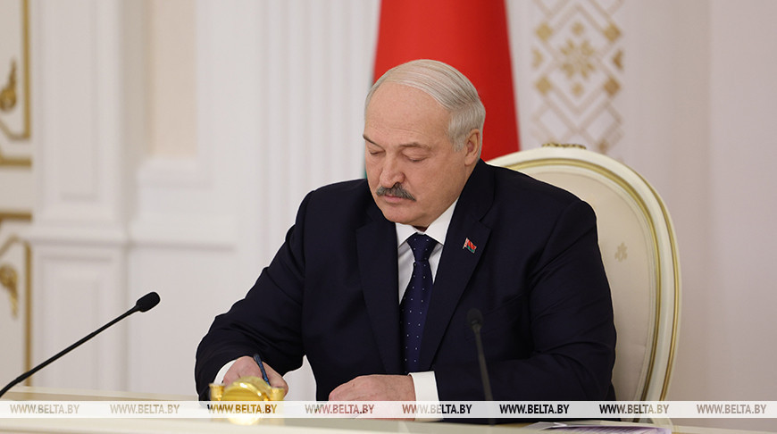Лукашенко пообещал "жестокую поддержку" частному бизнесу, но только если он прозрачный, как стекло