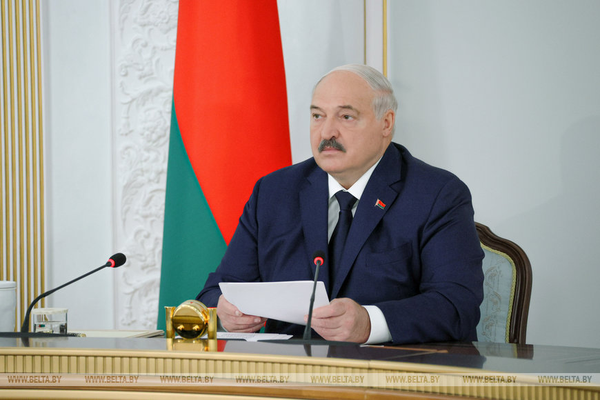 "Мужики, в бой!" Лукашенко требует по-военному решать задачи в ходе нынешней уборочной кампании