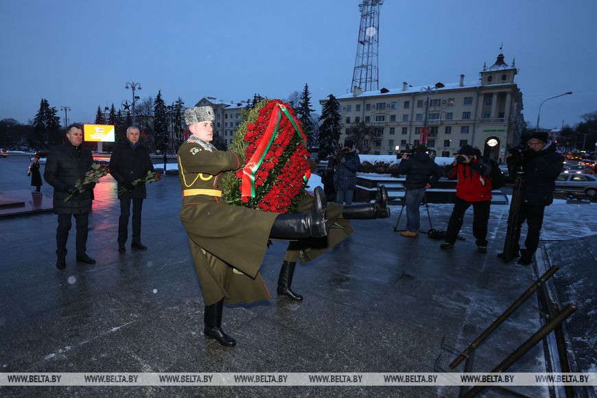 ФОТОФАКТ: Венок от делегатов ВНС возложили на площади Победы в Минске