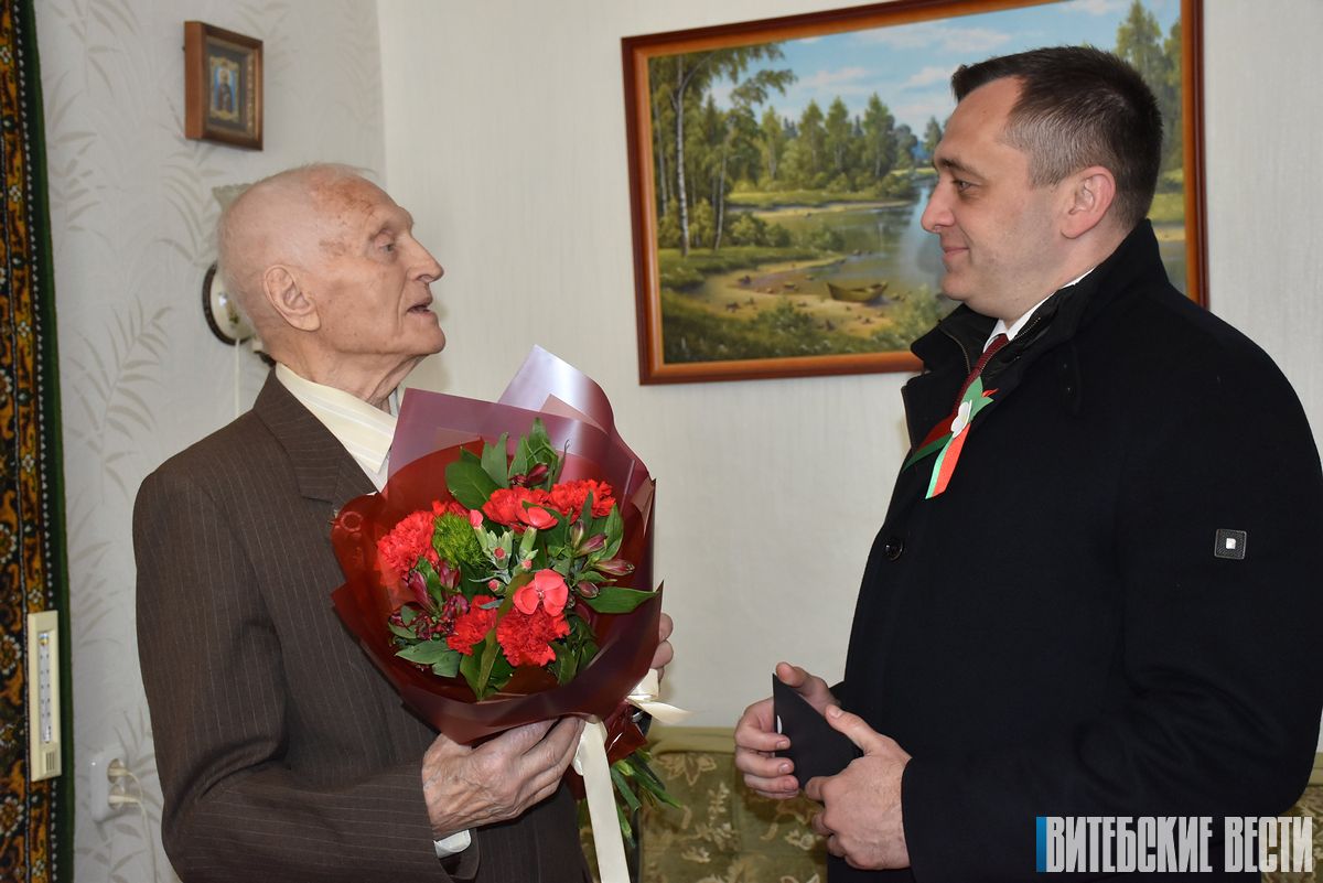 Александр Субботин поздравил Николая Жарикова из Витебска с 96-летием