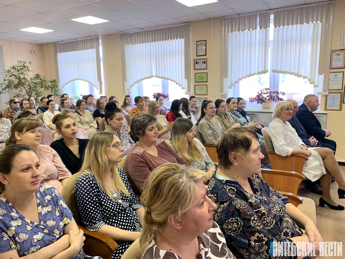 В Витебском областном клиническом роддоме поздравили женщин с праздником весны