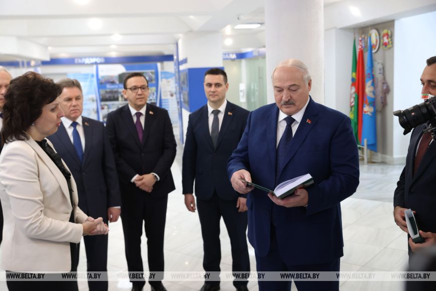 Лукашенко подарили "Современную политэкономию", в основе которой марксистско-ленинская теория