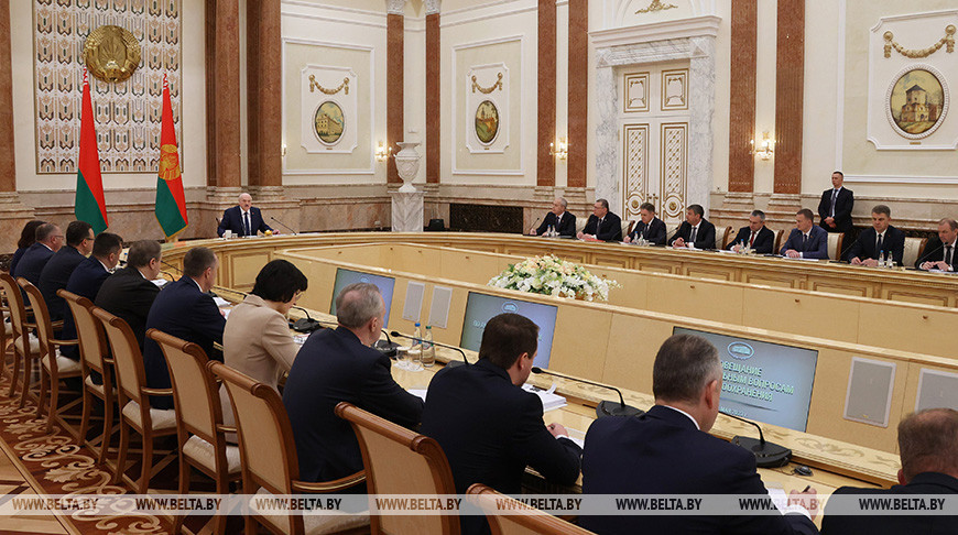 Александр Лукашенко потребовал прекратить вольницу в вопросе отработки медиков-целевиков
