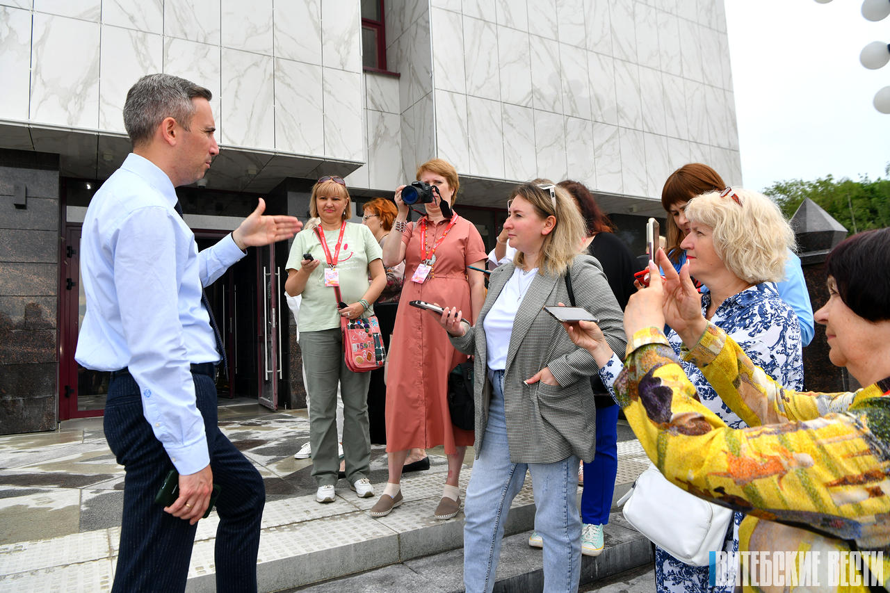 В рамках пресс-тура представители СМИ посетили отреставрированный концертный зал «Витебск»