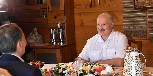 Лукашенко принял заместителя председателя КНР в своей загородной резиденции 
