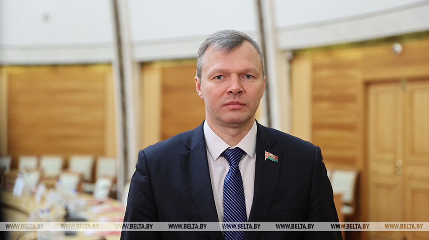 Романов: вызовы, которые брошены нашей стране, партии должны решать совместно и уверенно