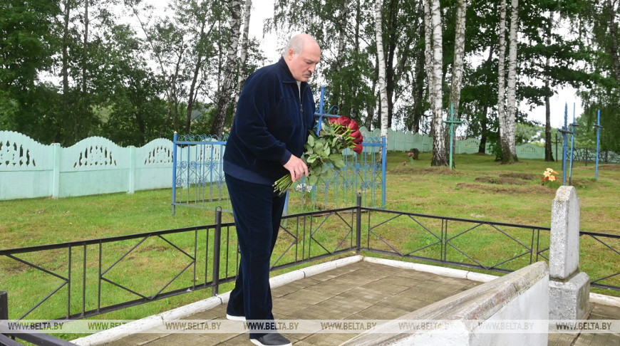 Александр Лукашенко возложил цветы к братской могиле погибших в годы войны