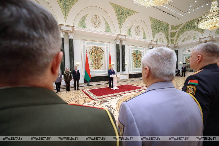 Лукашенко: в ближайшие пару лет в Беларуси полностью решат квартирный вопрос всех людей в погонах