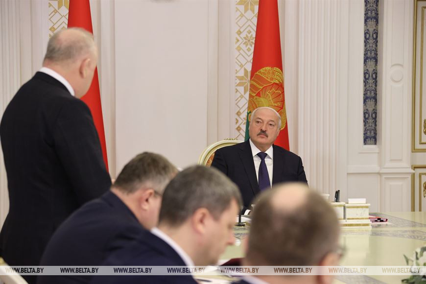 Александр Лукашенко потребовал от правительства и банков решить проблему прохождения платежей с другими странами