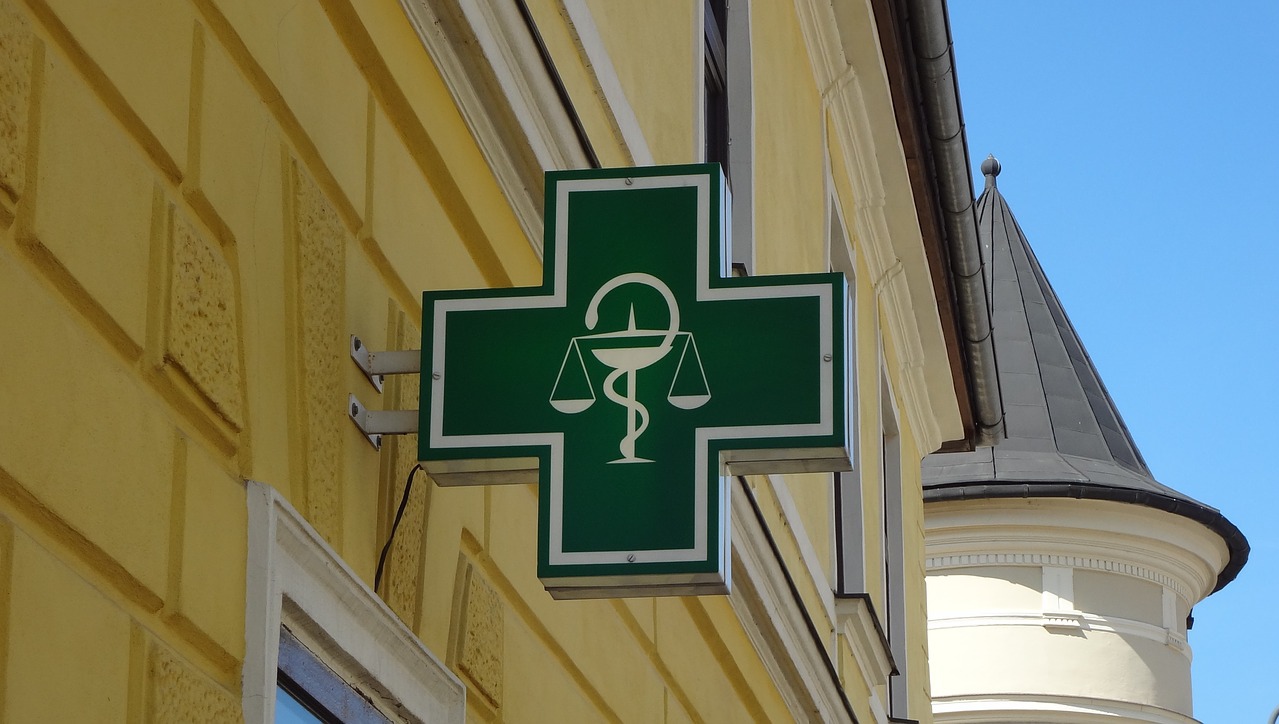В Витебске влюблённая пара украла из аптеки препараты на более Br400