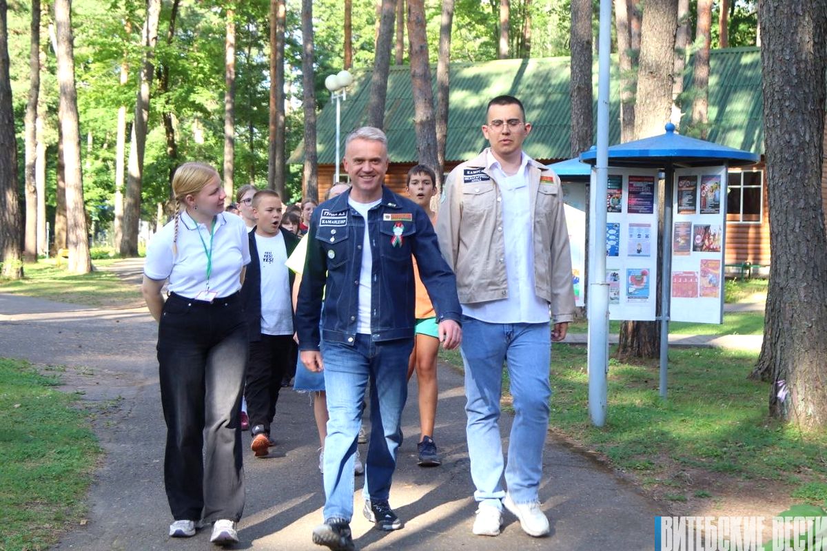 Бойцовки, командный дух и песни у костра. В Витебском районе состоялся областной трудовой проект «Один день в отряде»