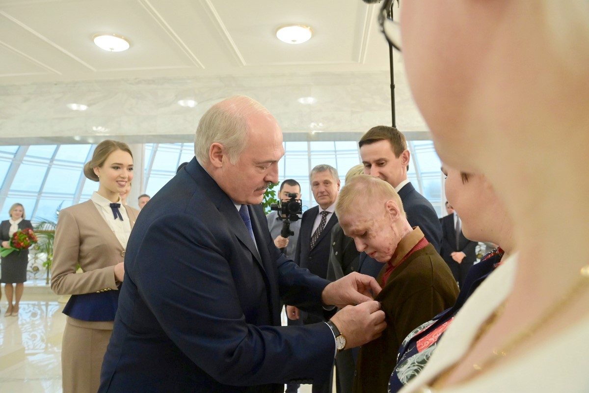 Александр Лукашенко вручил орден «За личное мужество» школьнику Роману Когодовскому и наградил медиков
