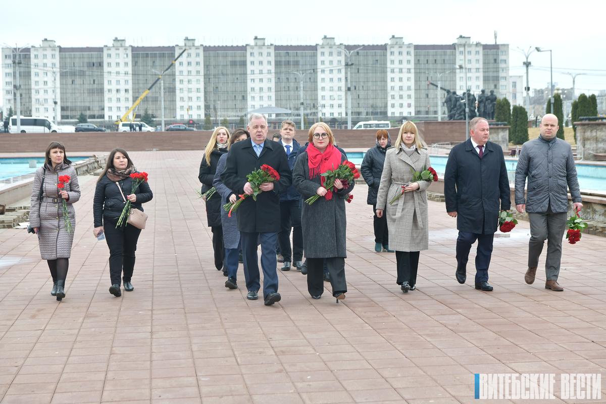 Руководство Витебского облисполкома и делегация из Санкт-Петербурга возложили цветы к Вечному огню на площади Победы
