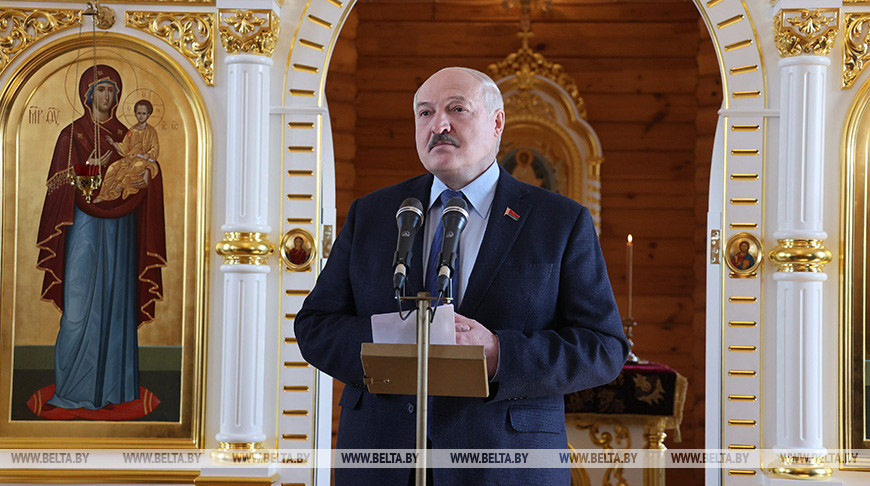 Лукашенко во время пасхального богослужения подчеркнул, что счастье у белорусов одно - надо сберечь нашу землю