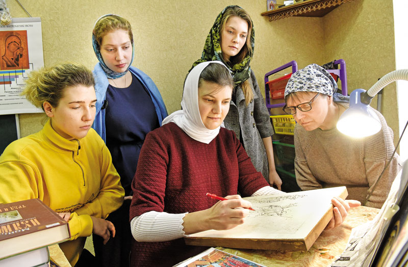 Как пишутся иконы и какие образы мироточат. Витебская женщина-иконописец рассказала о редком ремесле