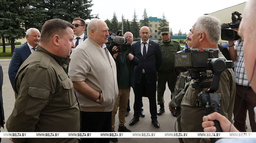 Александр Лукашенко требует наряду с продукцией ВПК сохранить и наращивать на "Легмаше" выпуск товаров мирного назначения