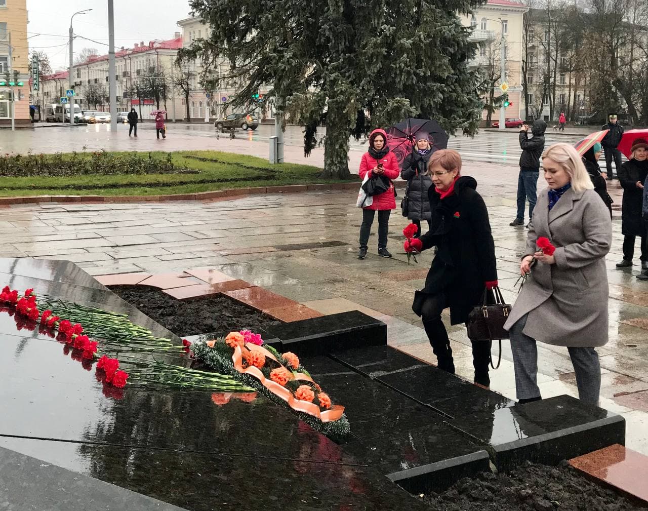 Молодежь Витебской области возложила цветы к памятнику В.И.Ленина в Витебске