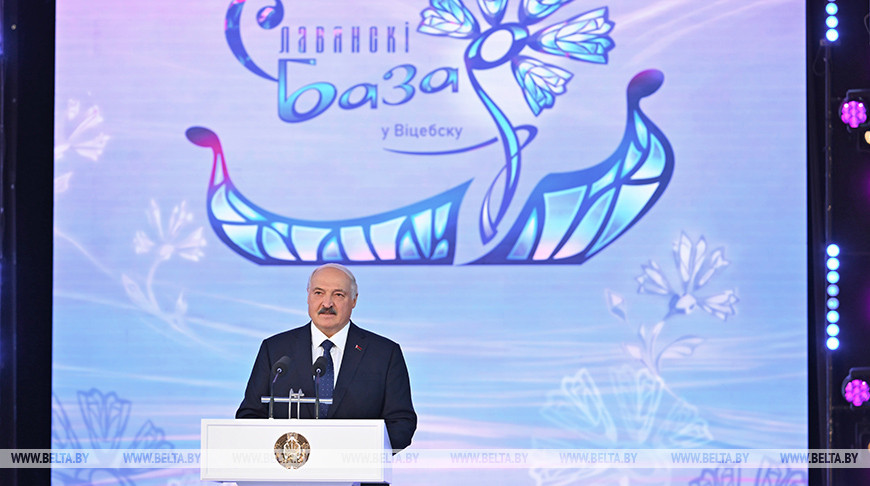 Лукашенко - творческим работникам: Беларусь - это мирный островок, где вы всегда найдете "прытулак"