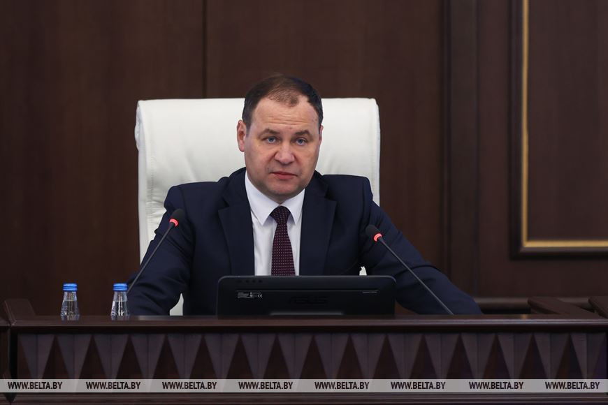Головченко рассказал, какими будут зарплаты врачей и учителей к 2025 году