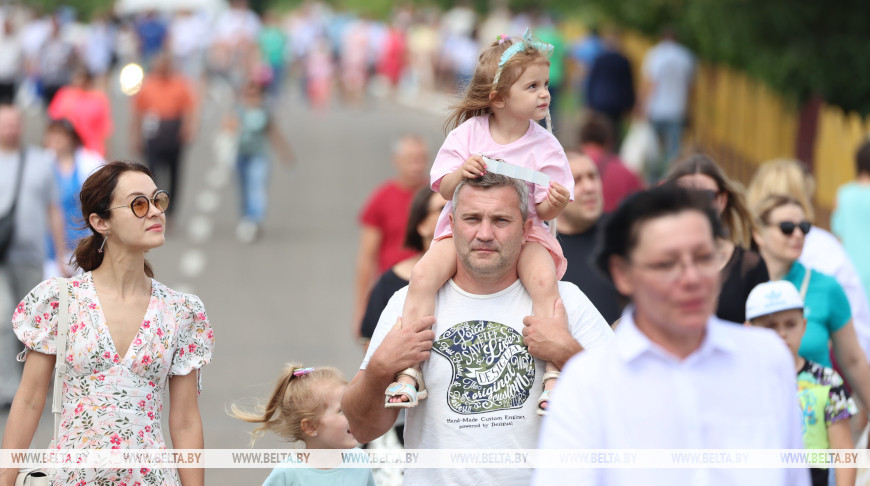 Увеличение пособий и усиление поддержки семей с детьми. Александр Лукашенко подписал закон