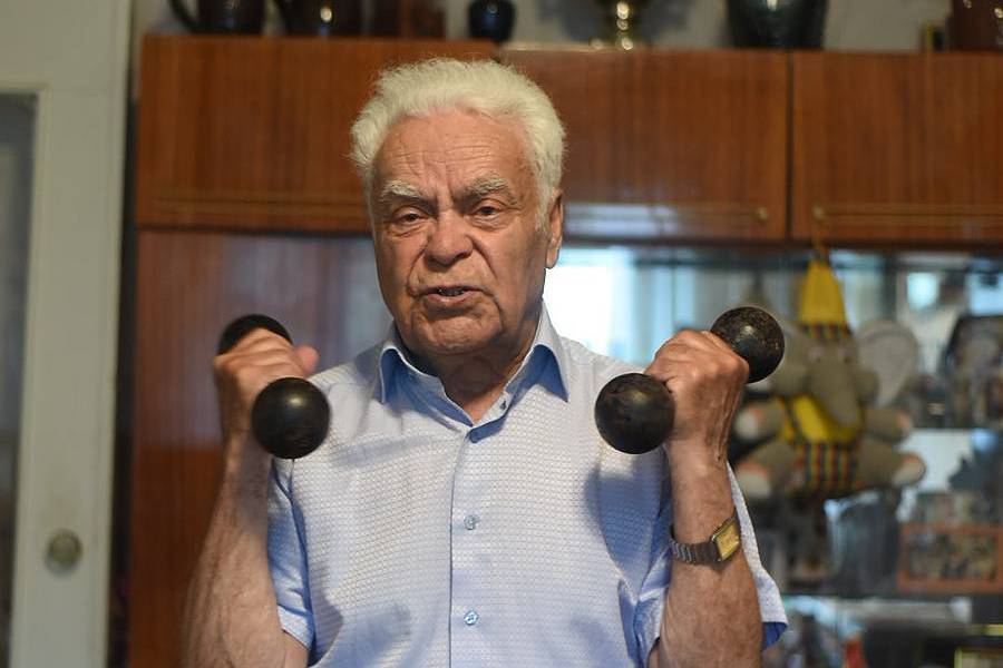 Ни дня без фото, улыбки и спорта. Секрет активного долголетия 90-летнего новополочанина Вадима Рудникова