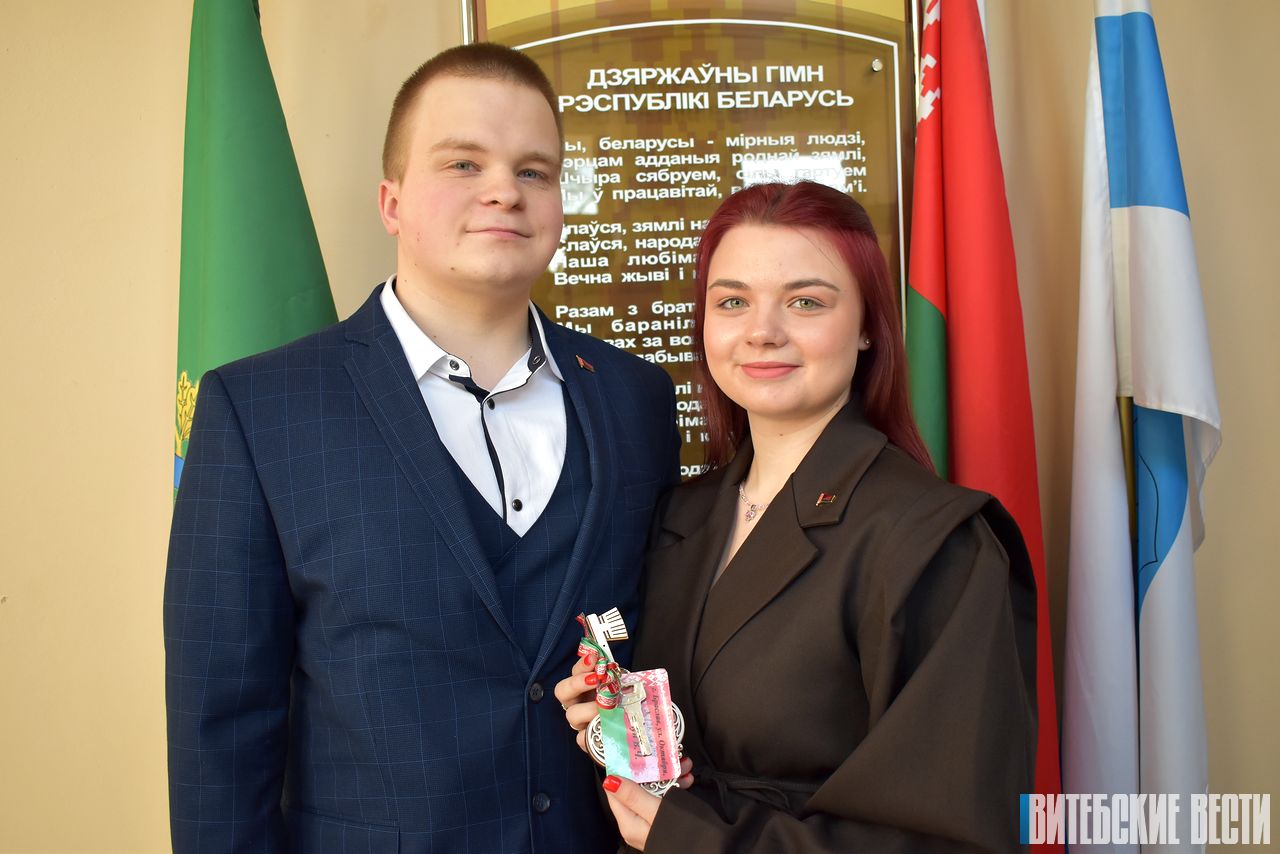 Ключи от будущего: в Браславе молодым специалистам вручили ключи от арендных квартир  