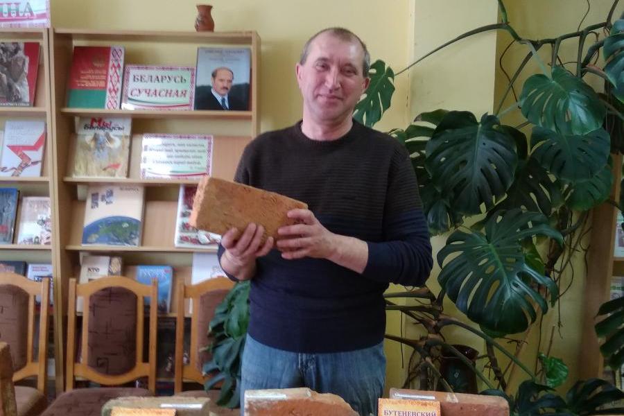 Коллекцию необычных кирпичей собирает историк-краевед из Бешенкович
