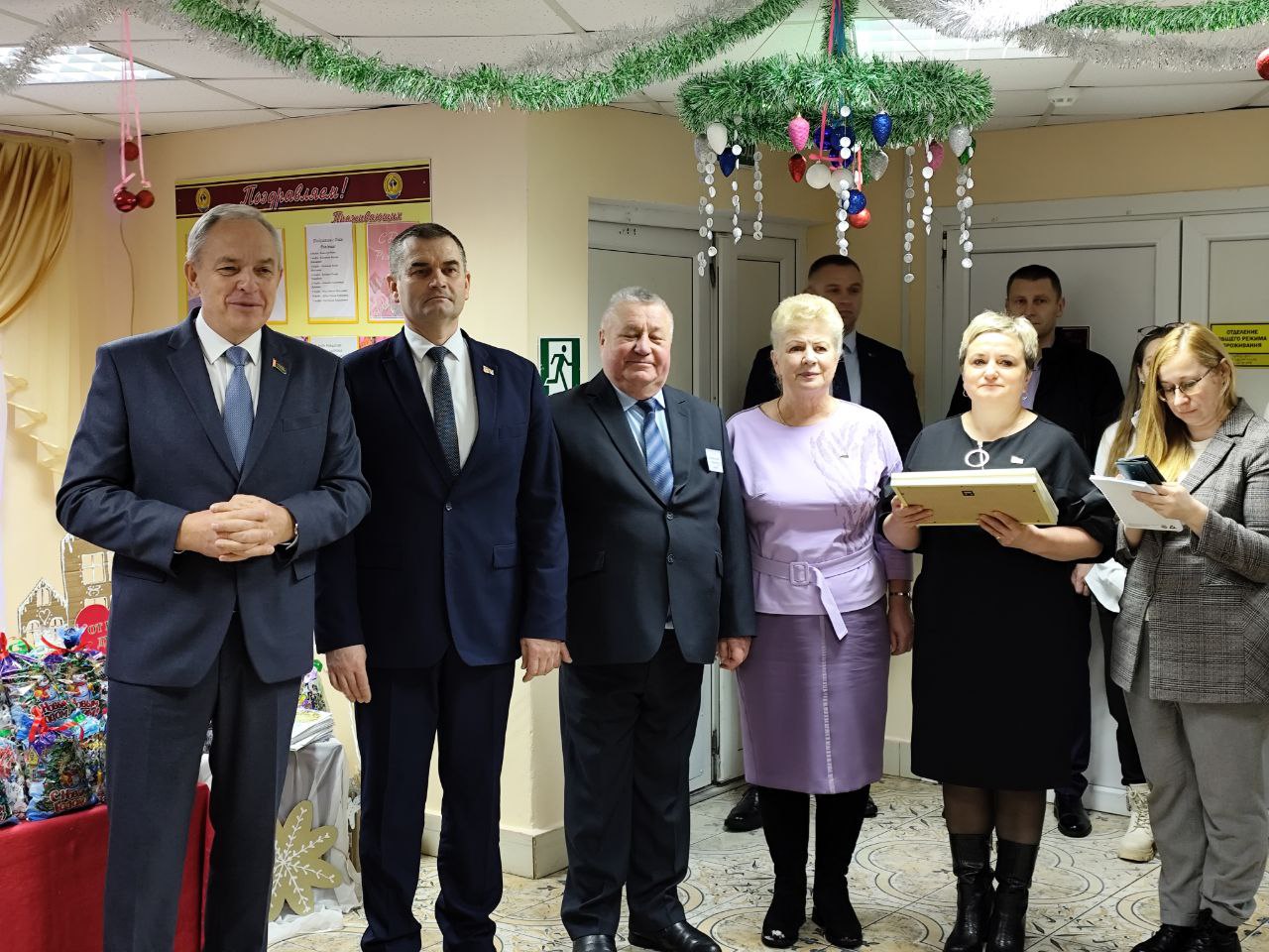 Фотофакт: Игорь Сергеенко поздравил постояльцев браславского пансионата «Озерный» в рамках акции «От всей души»