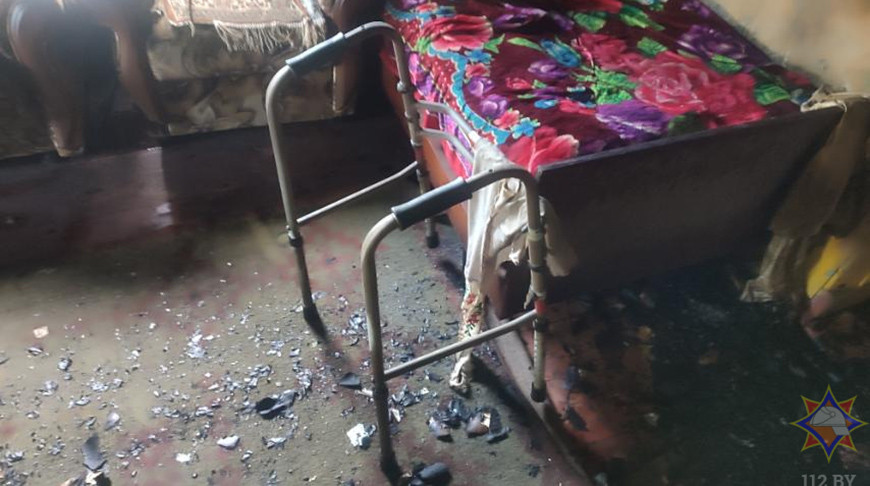 В Бешенковичском районе горел жилой дом, при пожаре сын спас мать-пенсионерку 