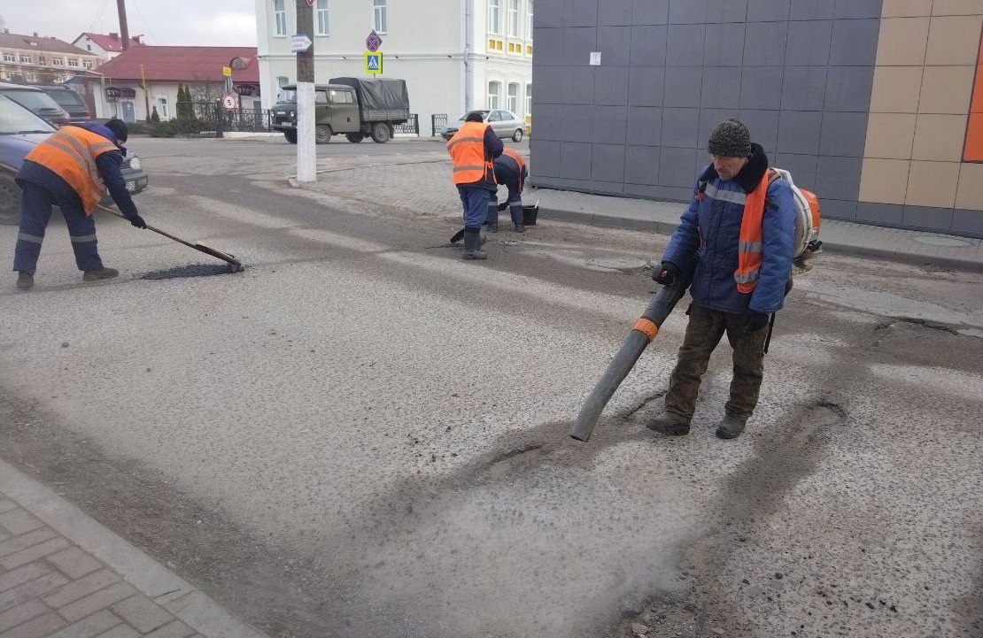Работники Глубокского ЖКХ приступили к ямочному ремонту в городе