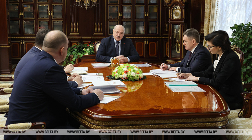 "Государство для народа, ну так народ надо лечить!" Александр Лукашенко доклад Пиневича разбавил большой ложкой дегтя