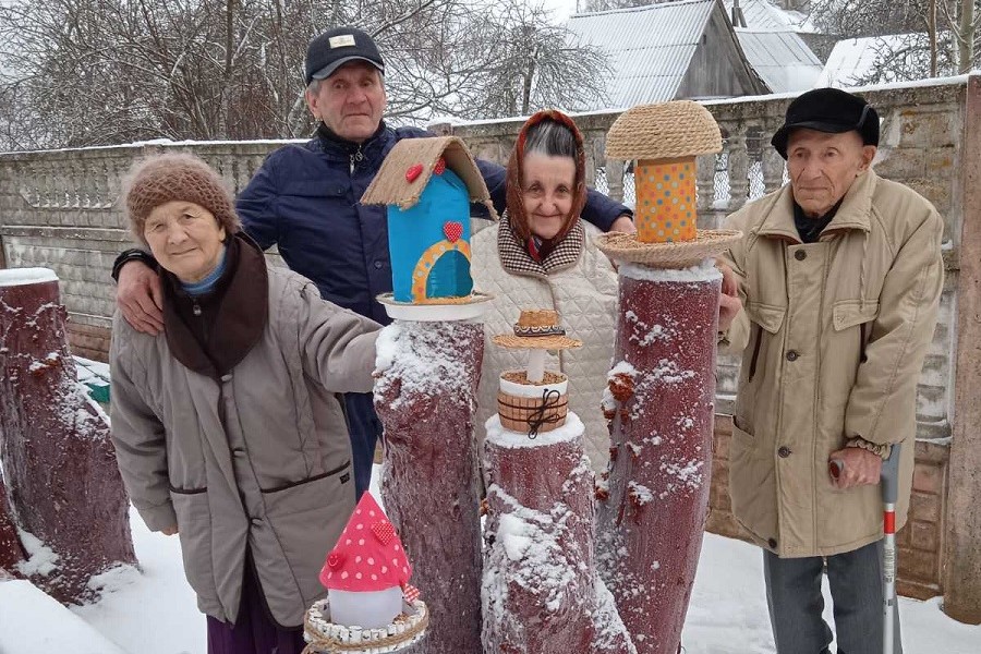 Крэатыўныя кармушкі: як пенсіянеры з Пастаўскага раёна дапамагаюць перазiмаваць птушкам 