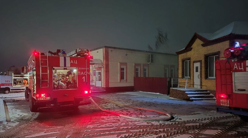 Спасатели ликвидировали пожар в магазине в Толочине