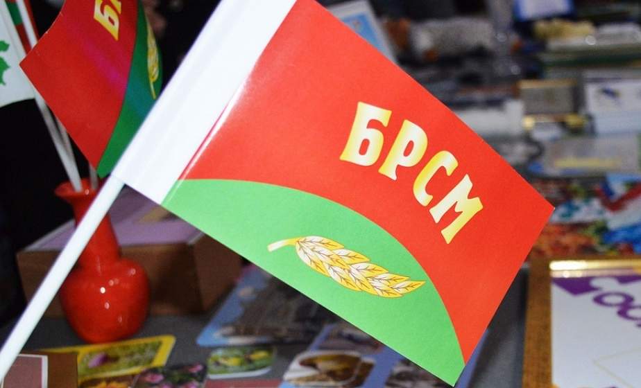 БРСМ поздравляет памятными сувенирами впервые голосующих