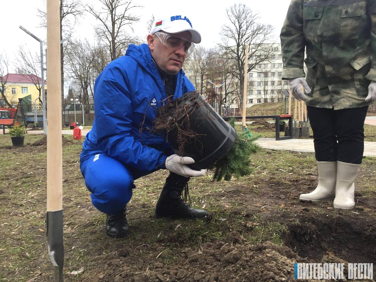Председатель Витебского облисполкома Александр Субботин принял участие в городском субботнике