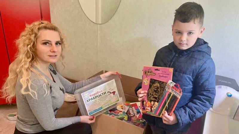 «Коробка храбрости»: мастер по маникюру и педикюру из Сенно организовала благотворительный сбор для онкобольных детей